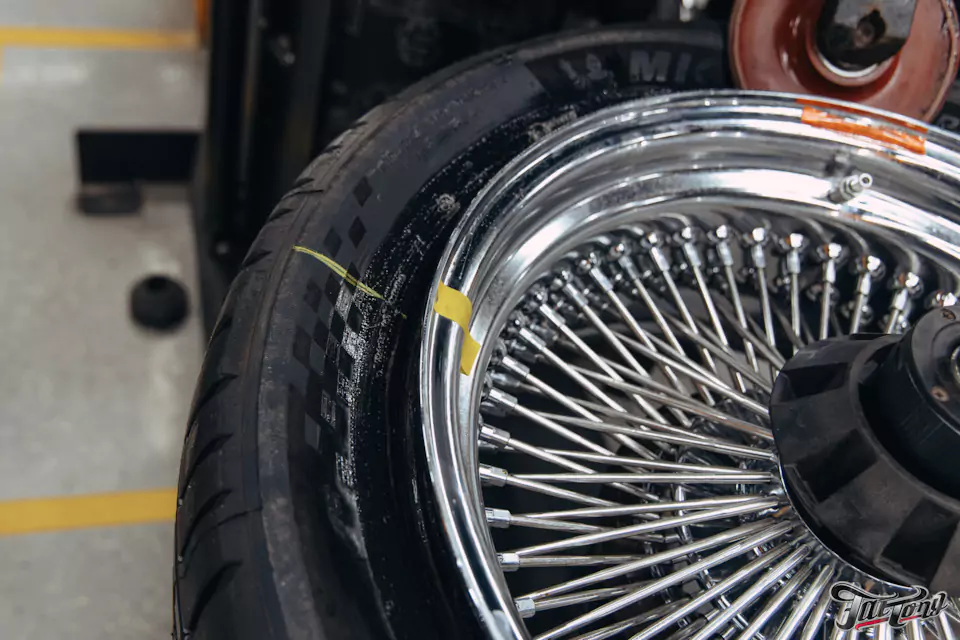 Фирменный шиномонтаж на стендах Hunter для Chevrolet Impala: собрали комплект колес Dayton Wire Wheels с системой knock-off!